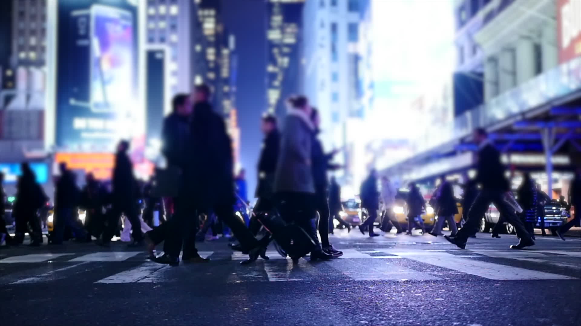 城市街头人流涌动视频的预览图