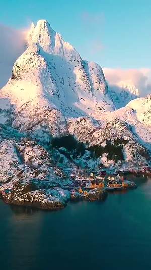 雪山与湖水交相辉映视频的预览图