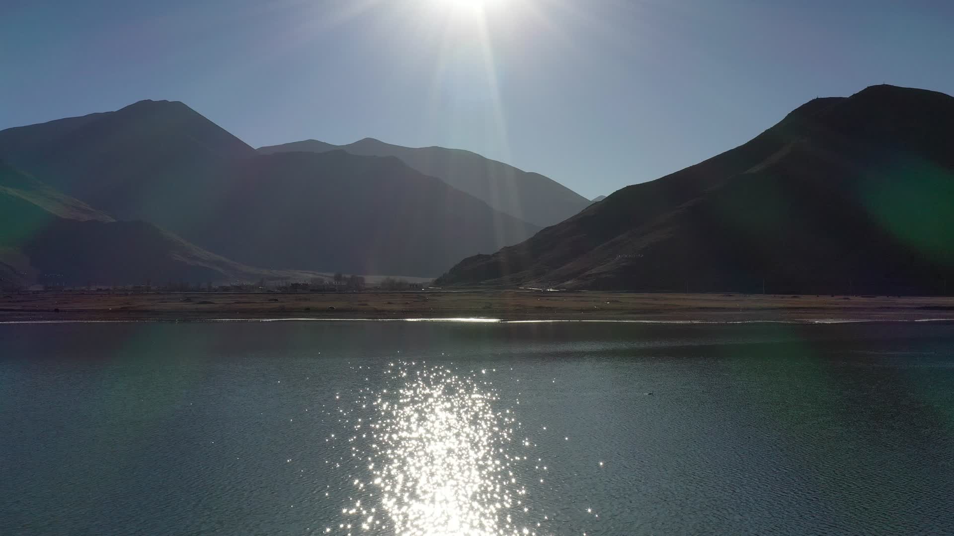 航拍西藏的水库水面波光粼粼的视频的预览图