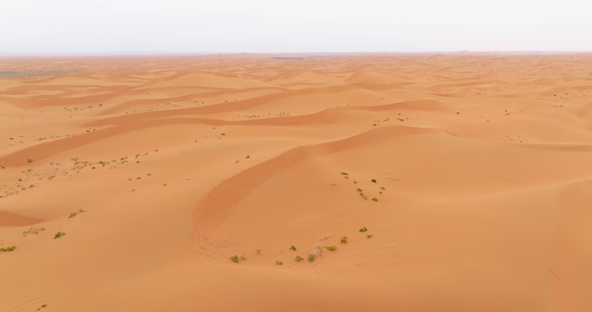 阿拉善腾格里沙漠公路航拍视频的预览图