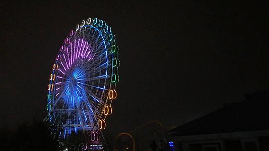 儿童游乐园摩天轮夜景彩灯闪烁视频的预览图