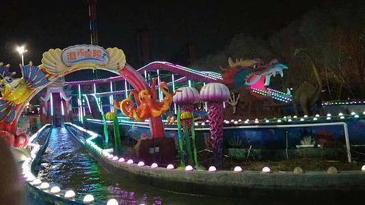 儿童游乐园水上乐园设施夜景视频的预览图