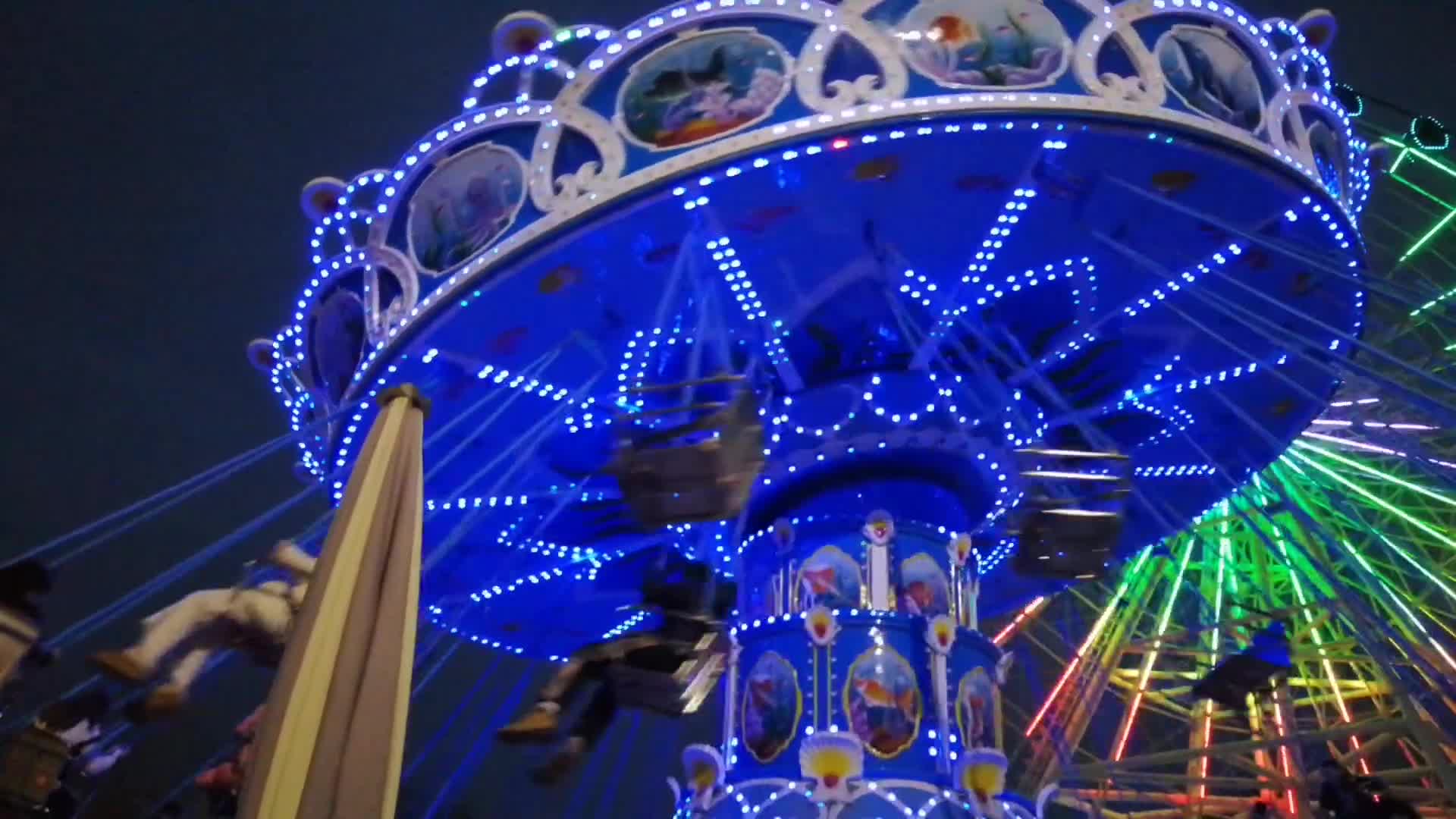 儿童游乐场旋转飞椅设施夜景视频的预览图