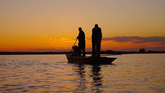 夕阳下湖面捕鱼视频的预览图