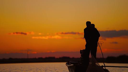 夕阳下湖面捕鱼视频的预览图