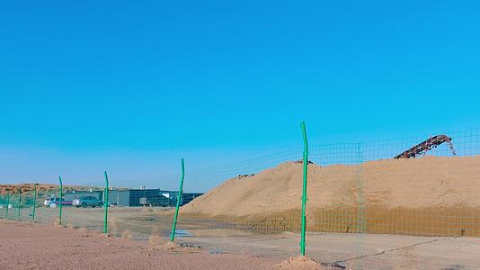 达旗展旦召沙漠砂场航拍51K视频的预览图