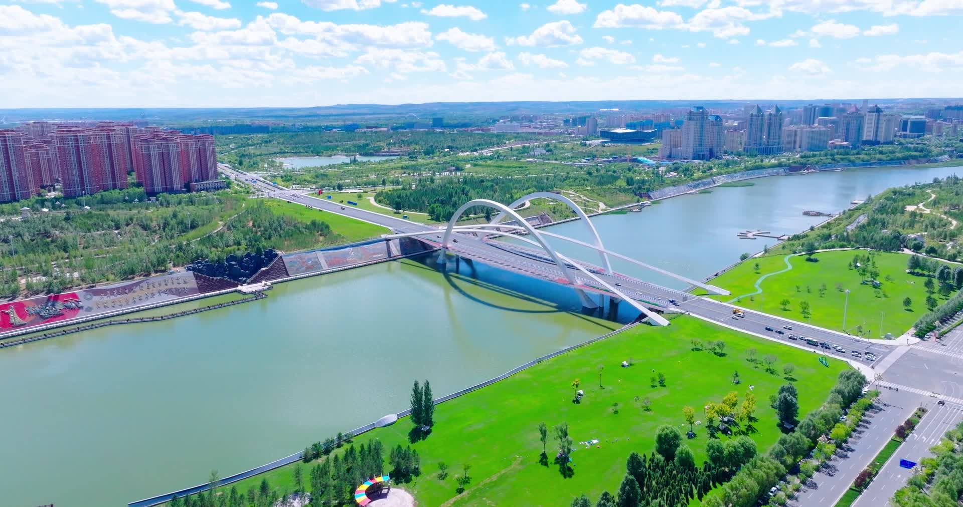 康巴什乌兰木伦湖三号桥蓝天白云航拍51K视频的预览图