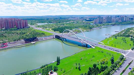 康巴什乌兰木伦湖三号桥蓝天白云航拍51K视频的预览图