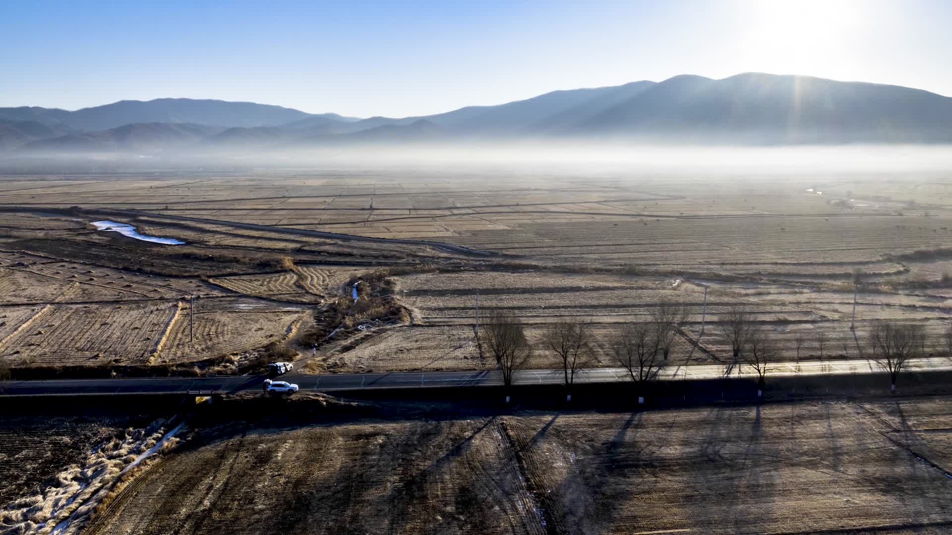 东北农村日出晨雾美景视频的预览图
