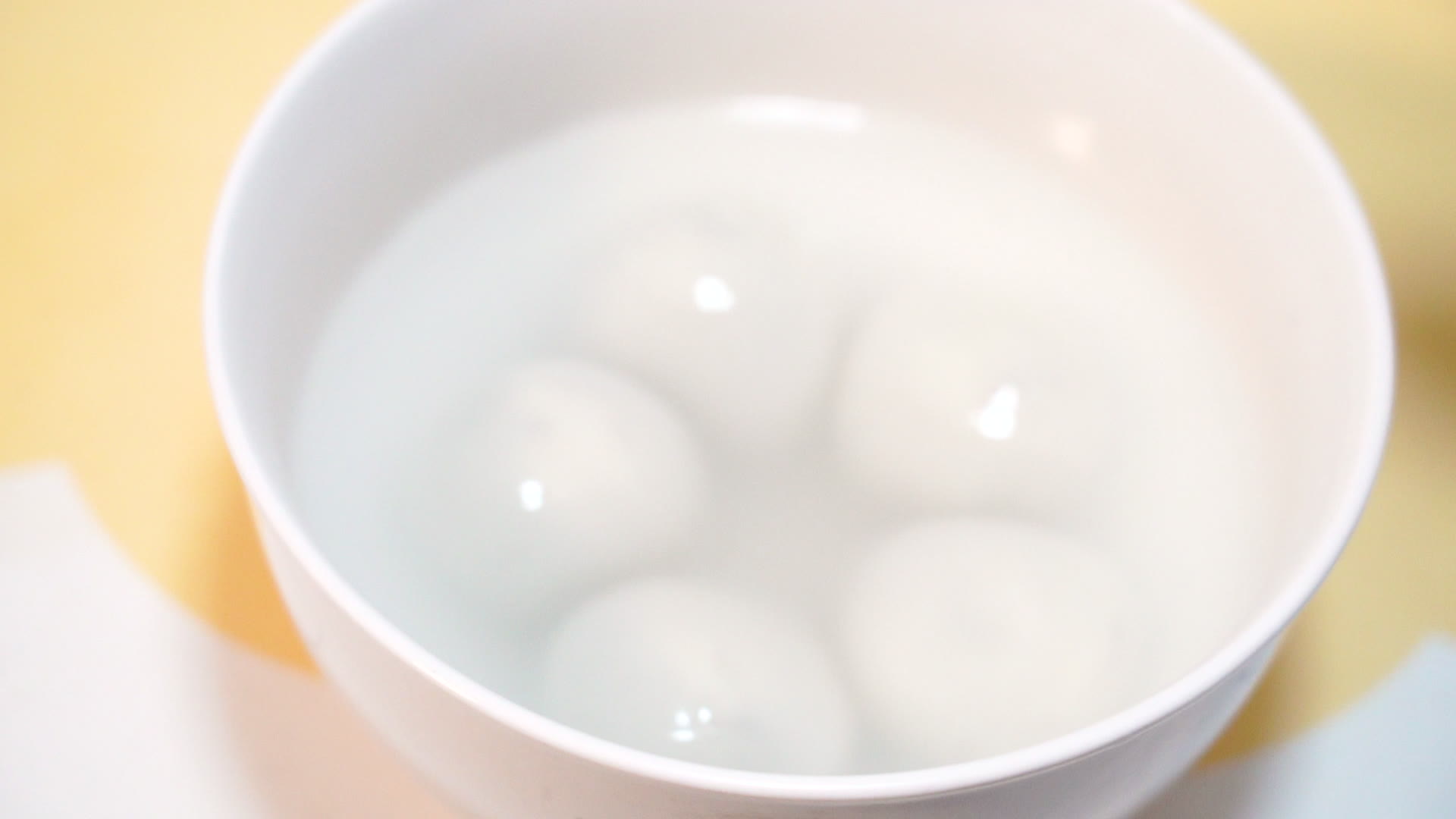 元宵节煮汤圆盛汤圆全家团圆时刻幸福中国年视频的预览图