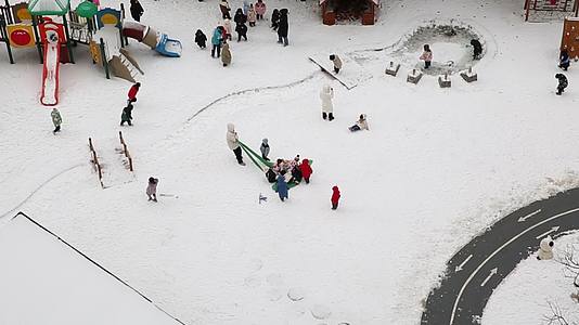 幼儿园玩雪打雪仗的小孩子们视频的预览图