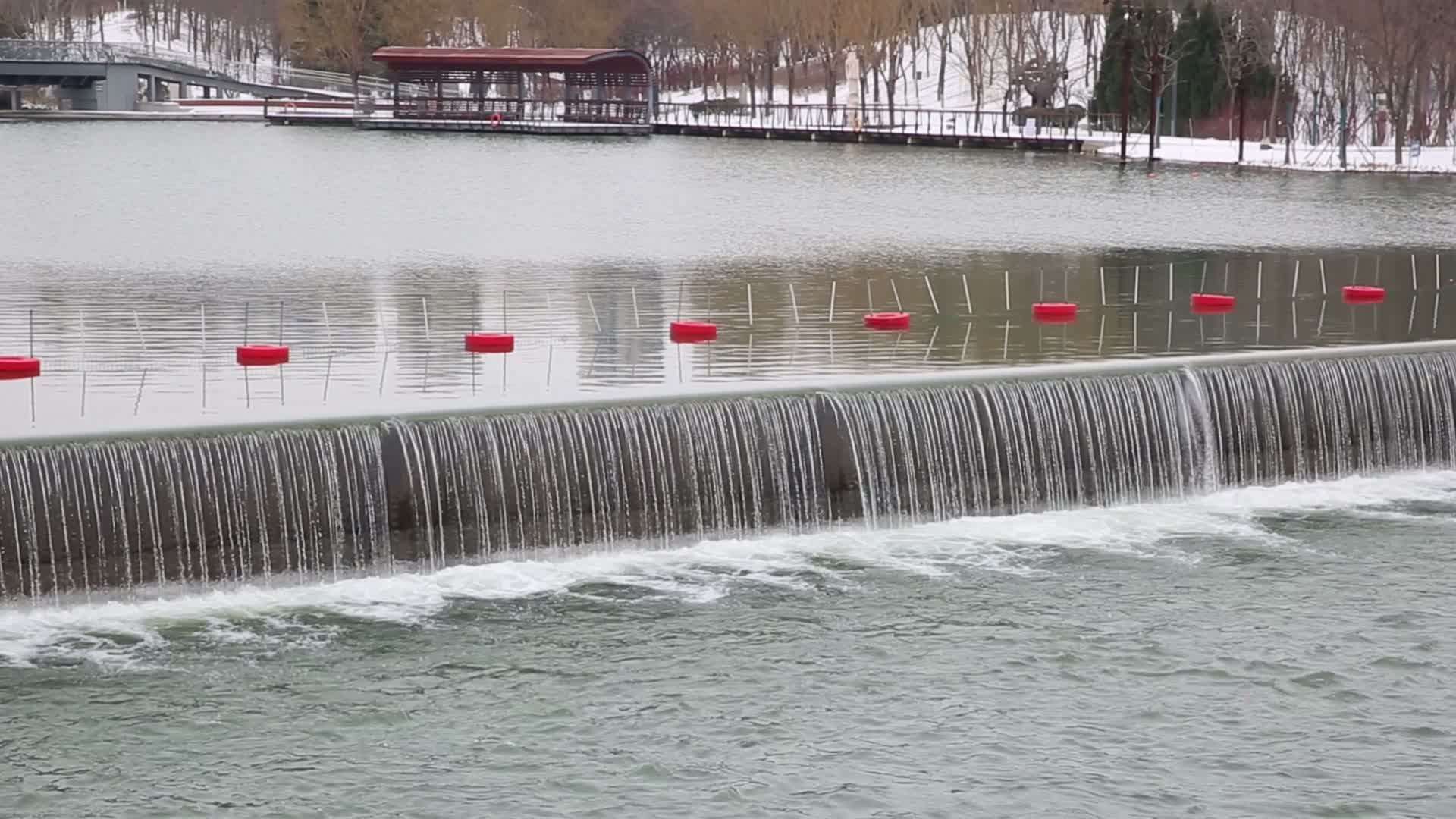 冬日湖面流水自然风景视频的预览图