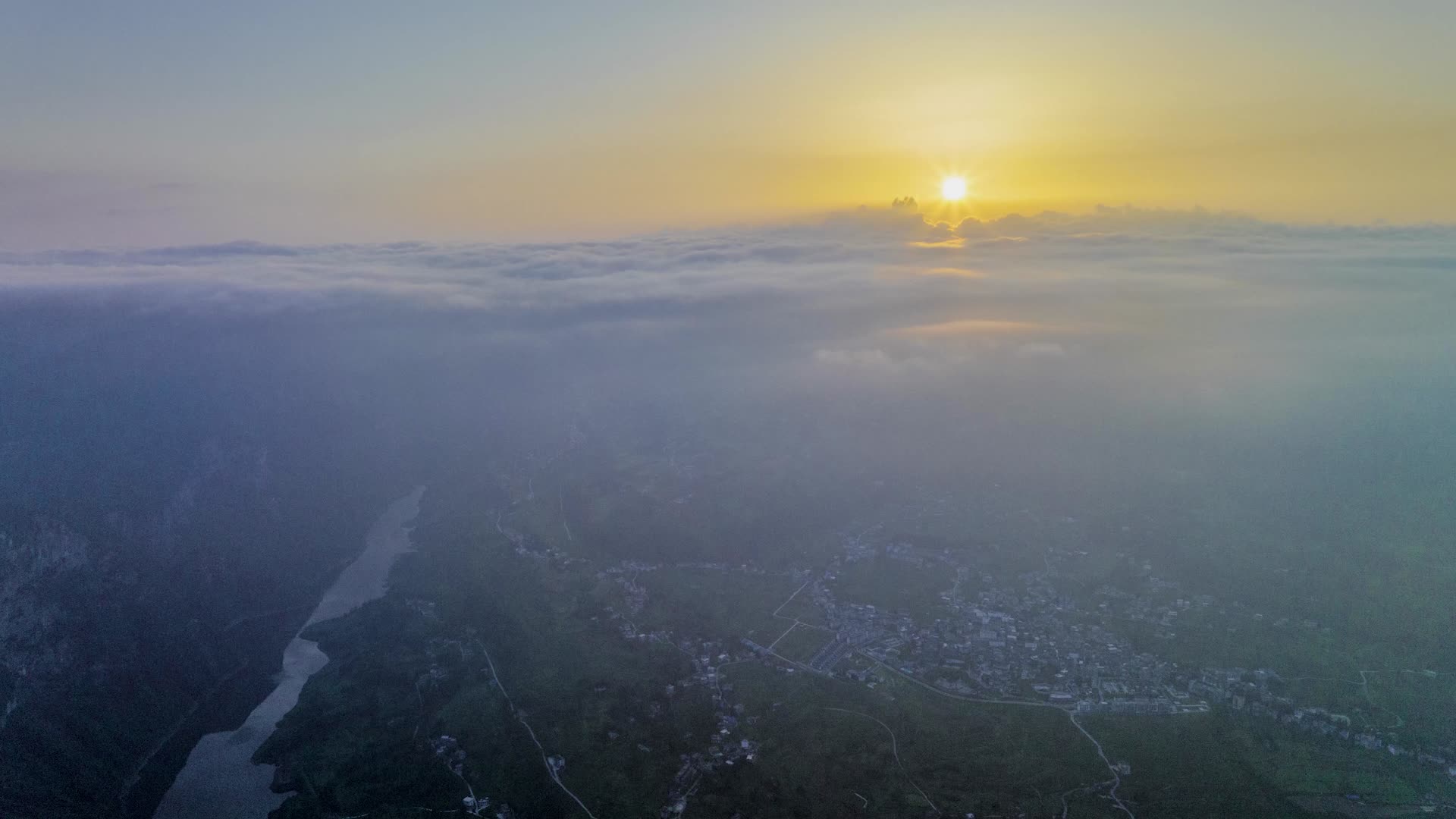 湖北恩施大峡谷穿云延时航拍视频的预览图