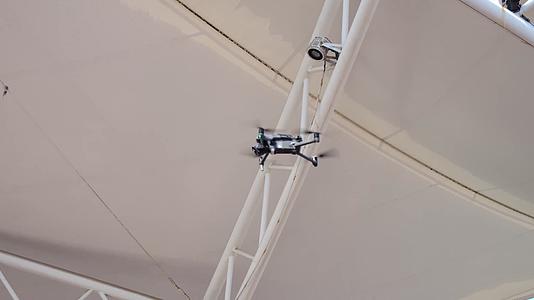 空中无人机大疆无人机无人机航拍无人机在空中飞行飞行器螺旋桨航拍器视频的预览图