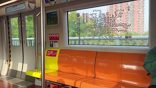 运行的北京地铁空镜车座车窗阳光八通一号线视频的预览图