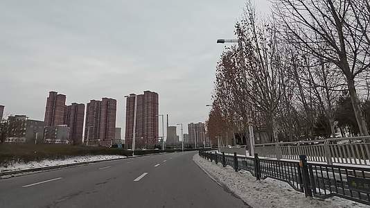 冬日寒冬雪后的城市交通视频的预览图