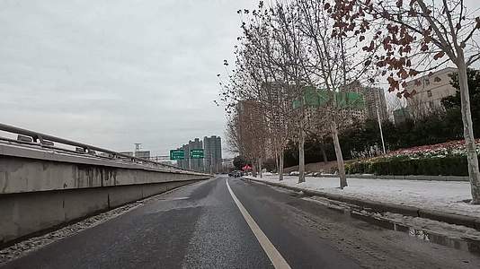 城市冬季交通公路实拍视频的预览图