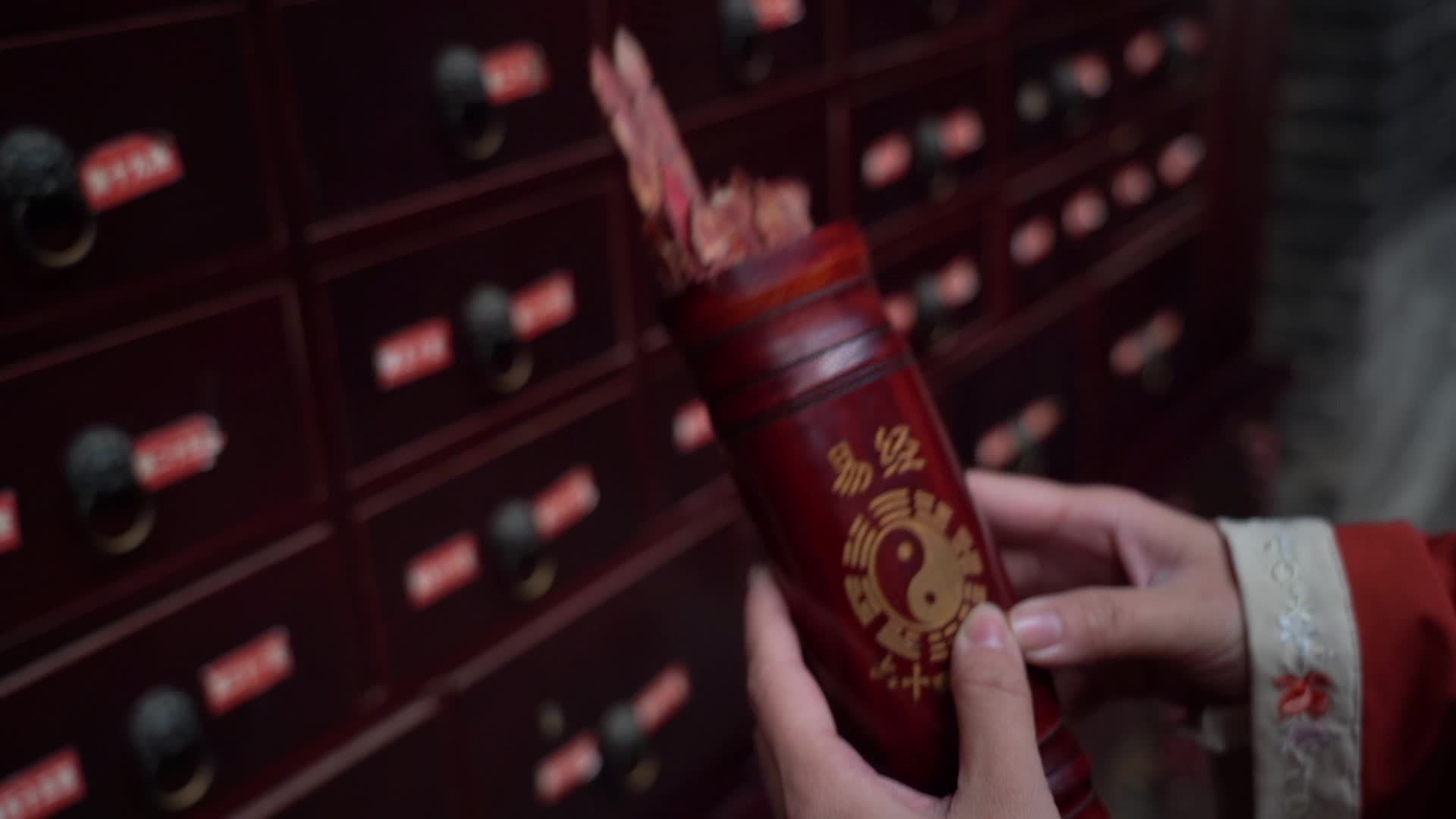元旦新春佳节身穿汉服的女孩在土地庙掷签筒抽签求幸运视频的预览图