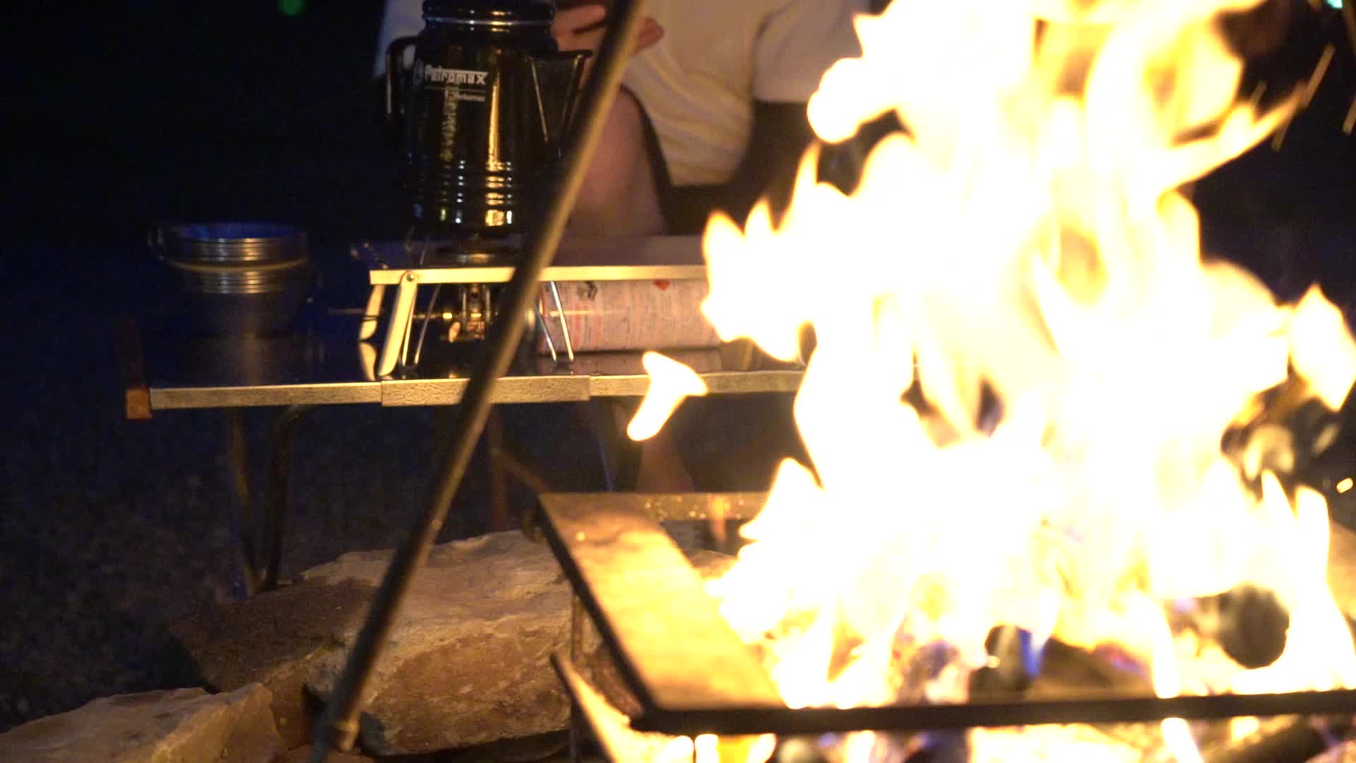 年轻人户外露营活动生活方式篝火晚会视频的预览图