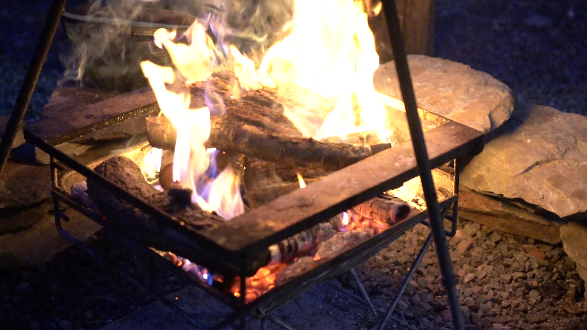 年轻人户外露营活动生活方式篝火晚会视频的预览图