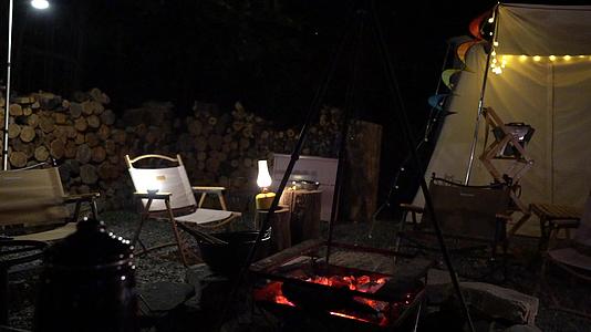 当代年轻人野餐露营场景野外篝火派对帐篷聚会视频的预览图