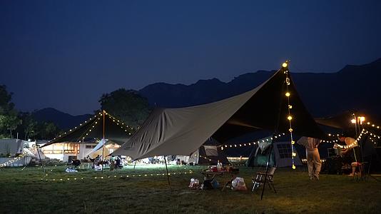 当代年轻人野餐露营场景野外篝火派对帐篷聚会视频的预览图
