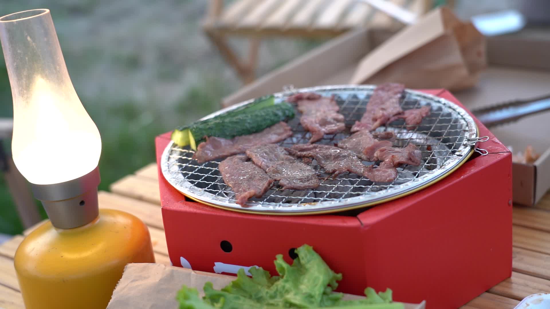 年轻人户外露营生活方式烤肉晚餐野外生存视频的预览图
