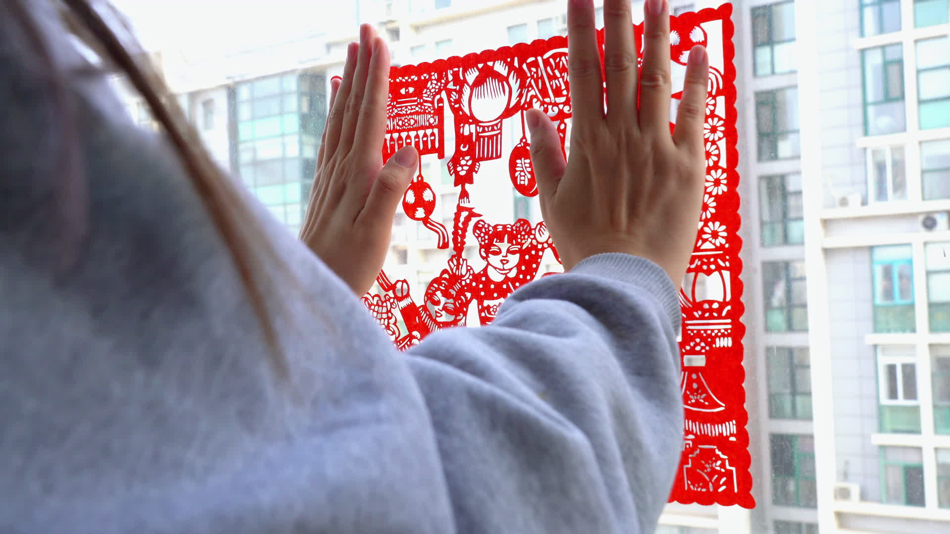 元宵节龙年春节贴剪纸窗花庆祝团圆节日2024年视频的预览图