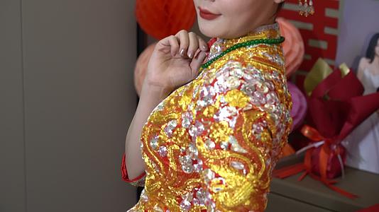 中国传统婚礼中式婚礼接亲仪式新娘展示绣荷衣喜庆视频的预览图
