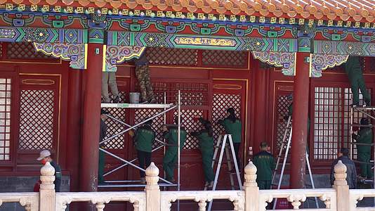 北京紫禁城故宫博物院工人在修缮宫殿维护文物视频的预览图