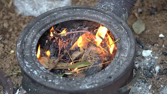 农村生火场景做饭烧树叶木头视频的预览图