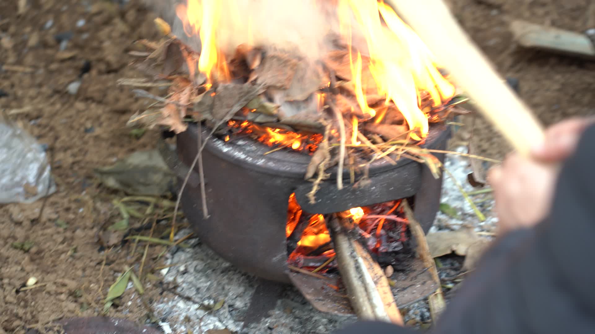 农村生火场景做饭烧树叶木头视频的预览图
