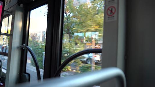 北京行驶中的公交车内部场景实时视频的预览图