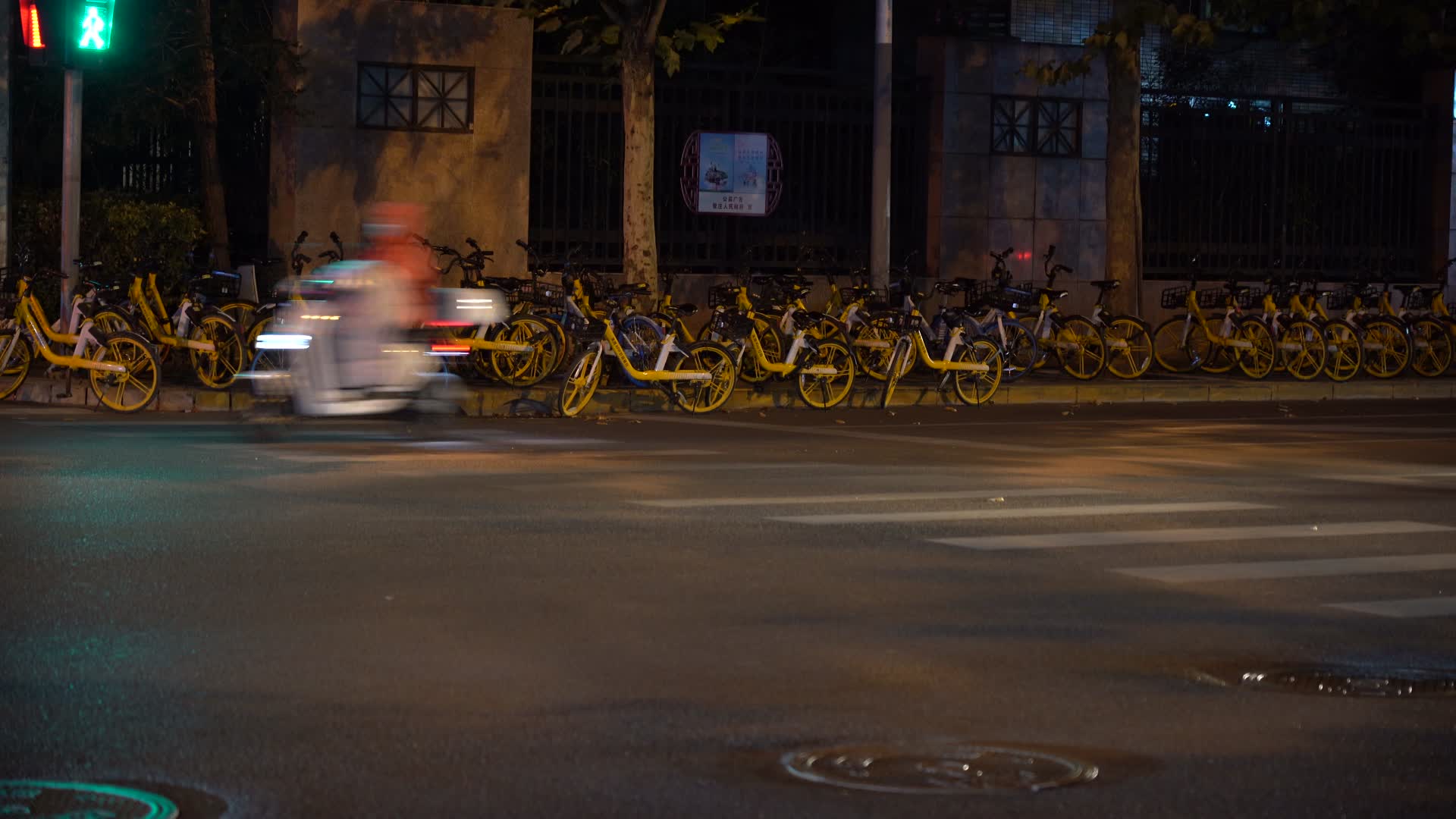 北京夜晚马路上车水马龙汽车电动车视频的预览图