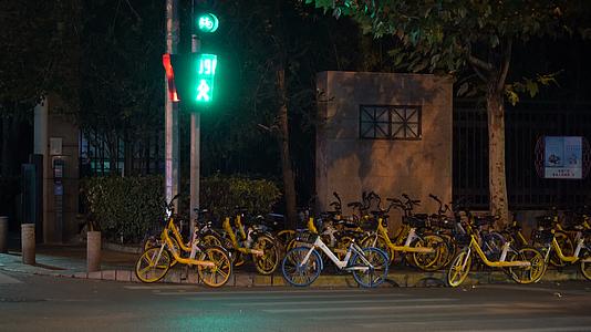 北京秋天夜晚马路上车水马龙汽车电动车红绿灯视频的预览图