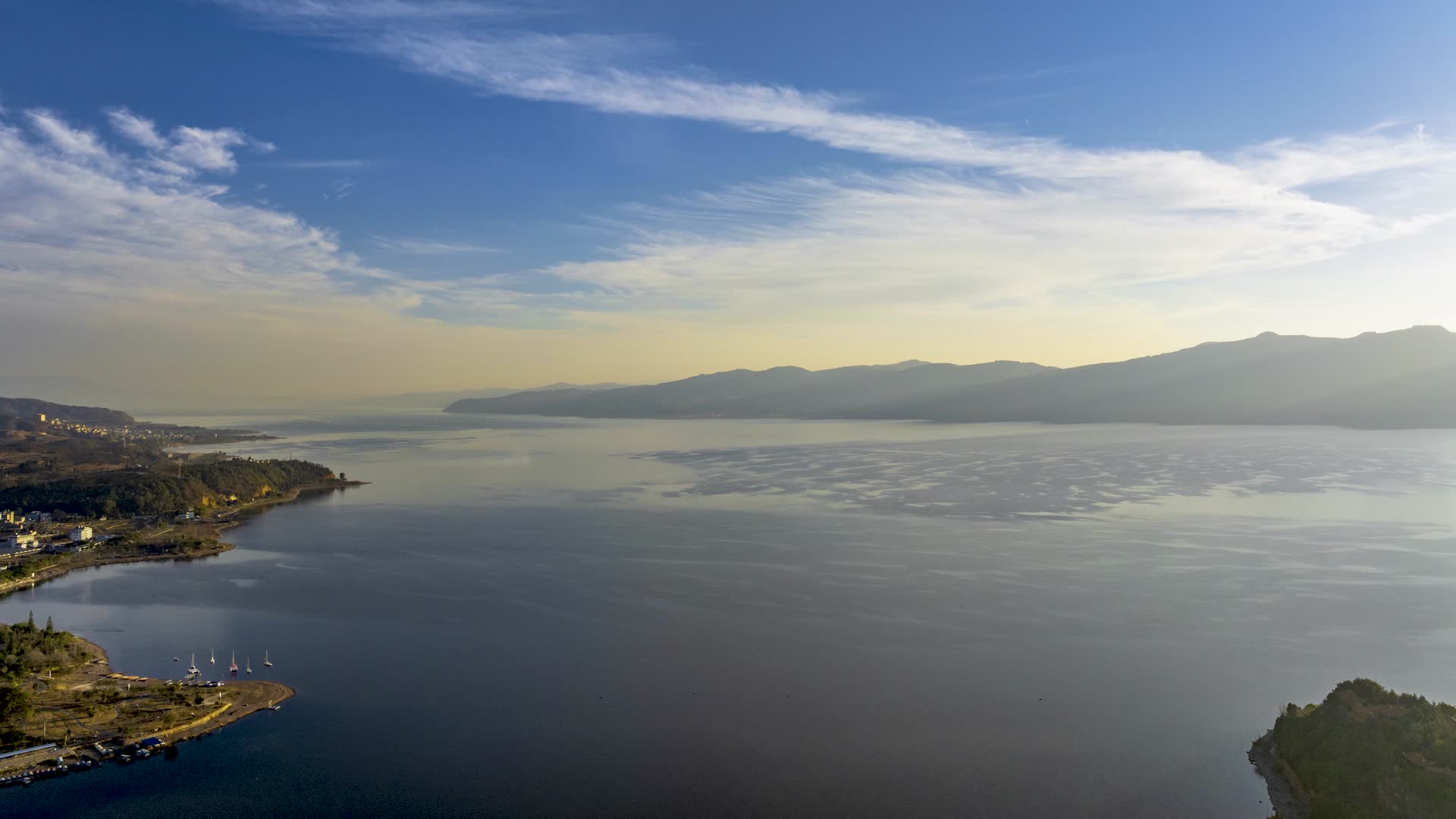 延时航拍抚仙湖湖光山色视频的预览图