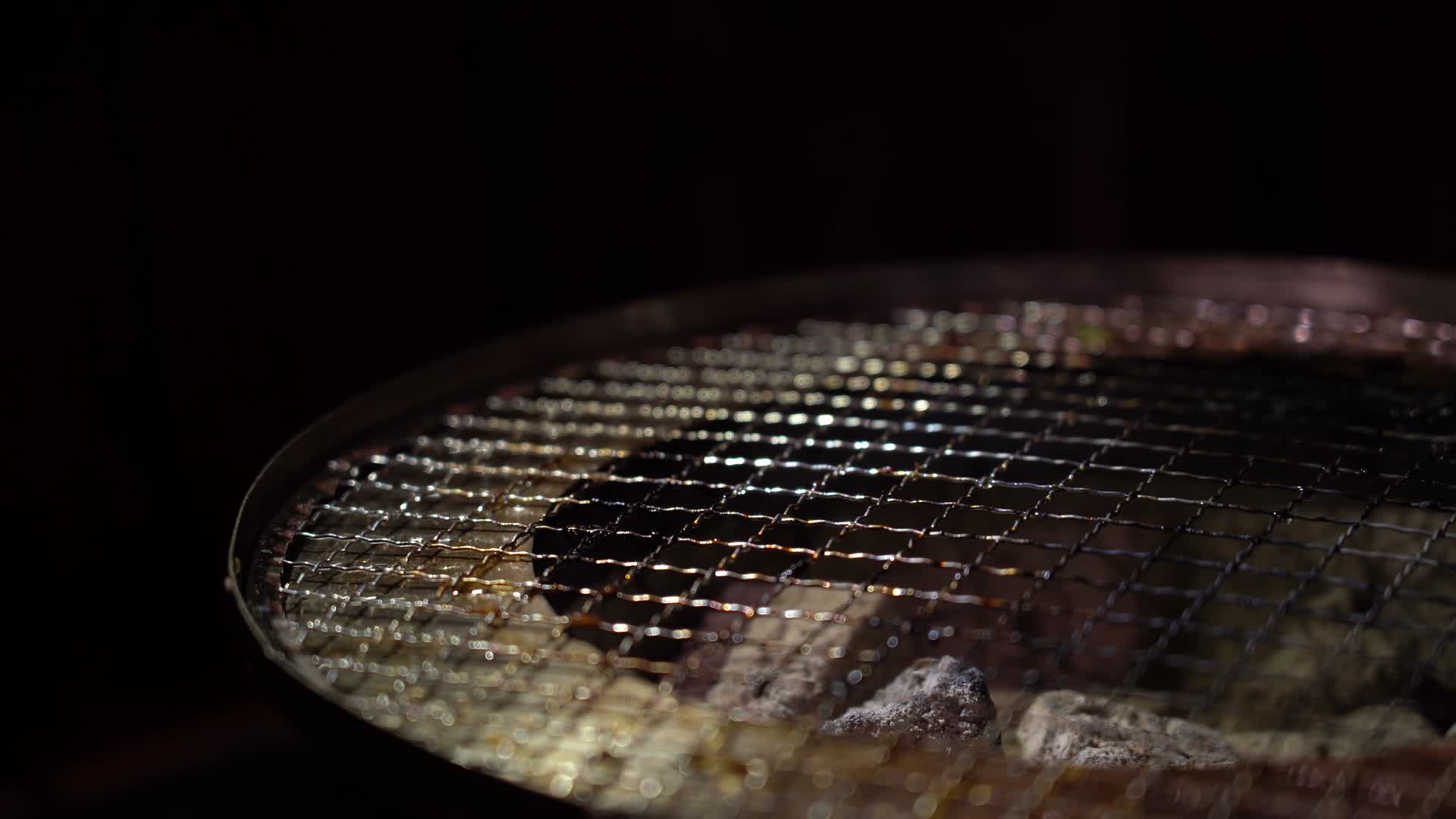 午餐晚餐日式烤肉美食烧烤烹炸章鱼烟雾缭绕视频的预览图