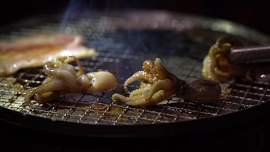 午餐晚餐日式烤肉美食烧烤烹炸章鱼烟雾缭绕视频的预览图