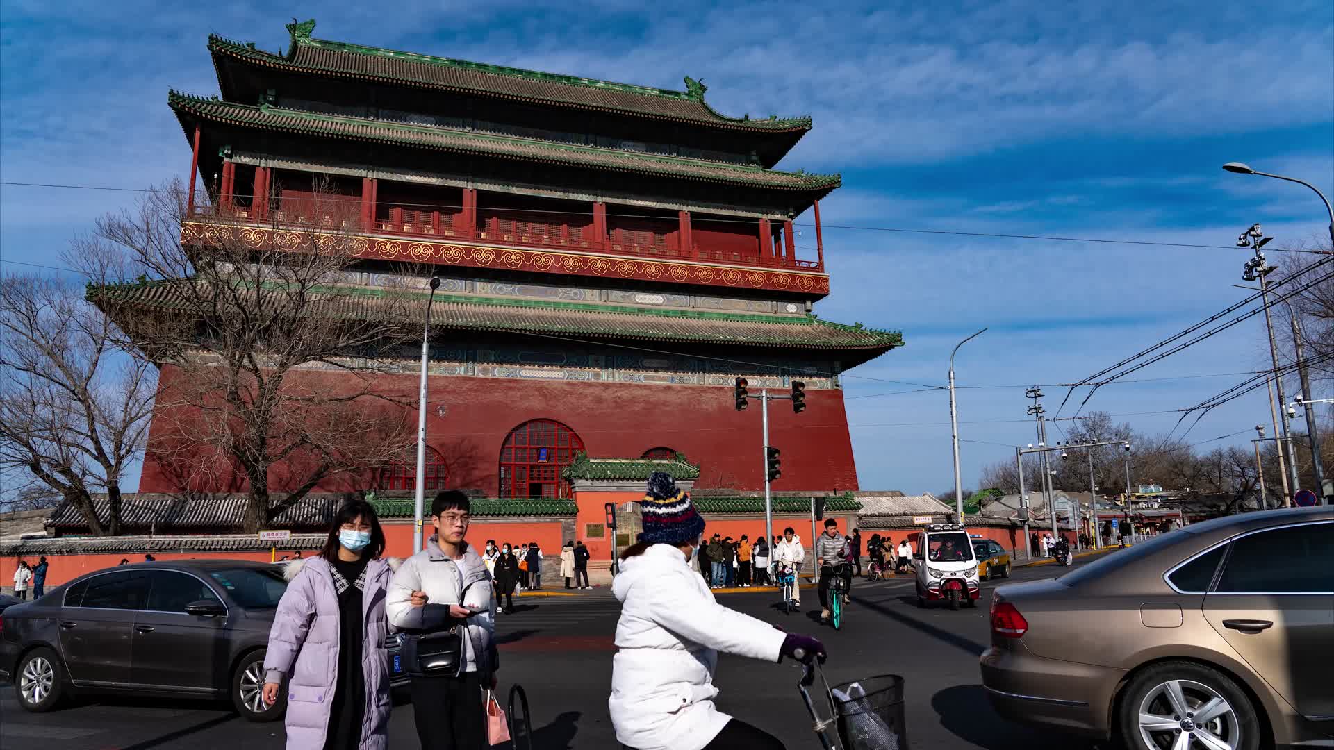 北京城市风景鼓楼地标建筑鼓楼十字路口前车水马龙人来人往川流不息延时摄影视频的预览图