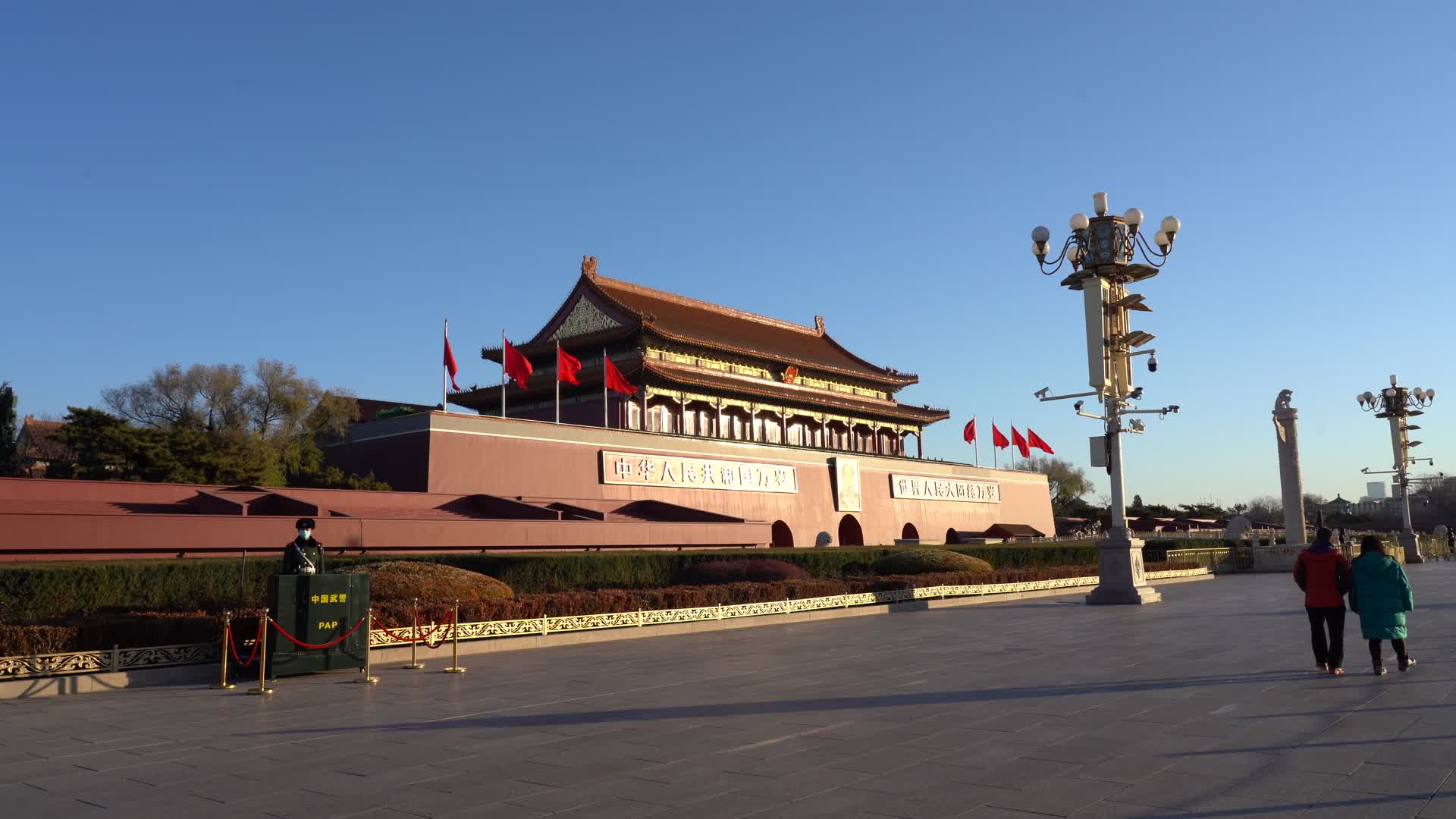 冬季北京天安门广场清晨日出时分视频的预览图