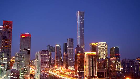 北京商务经济中心城市CBD国贸高架桥写字楼soho晚高峰车流夜景实时视频的预览图