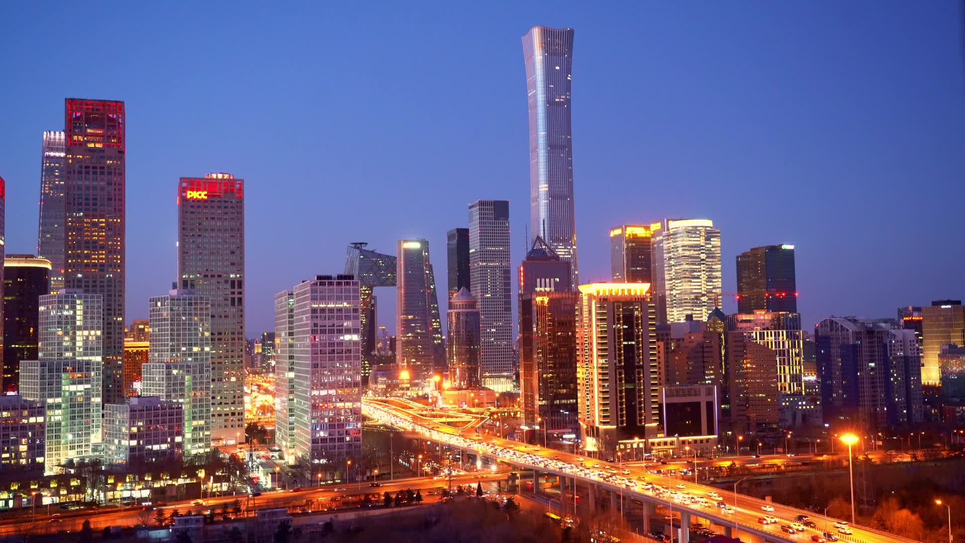 北京商务经济中心城市CBD国贸高架桥写字楼soho晚高峰车流夜景实时视频的预览图