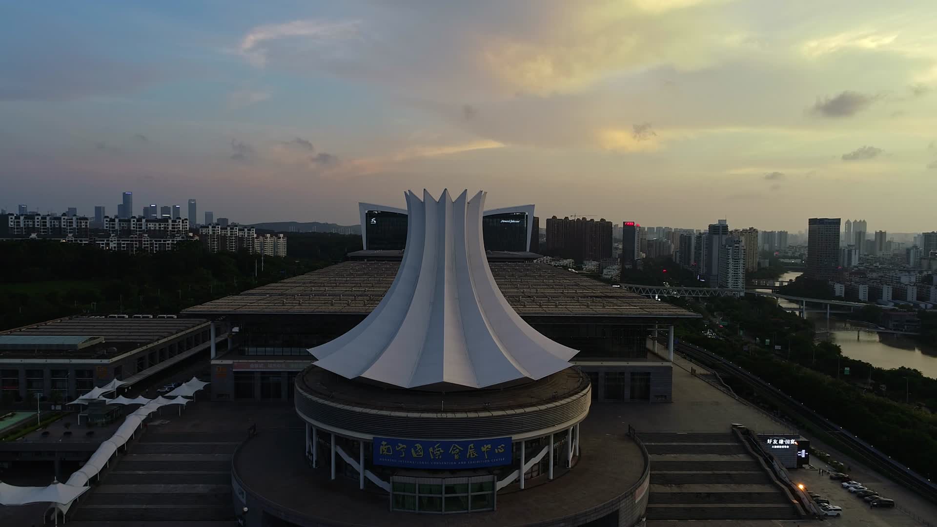 南宁国际会展中心晚霞视频的预览图