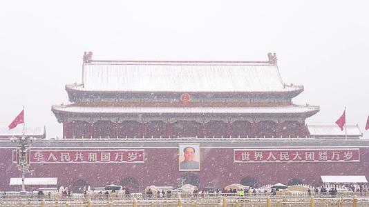 冬天大雪中的北京天安门车流往来不息视频的预览图