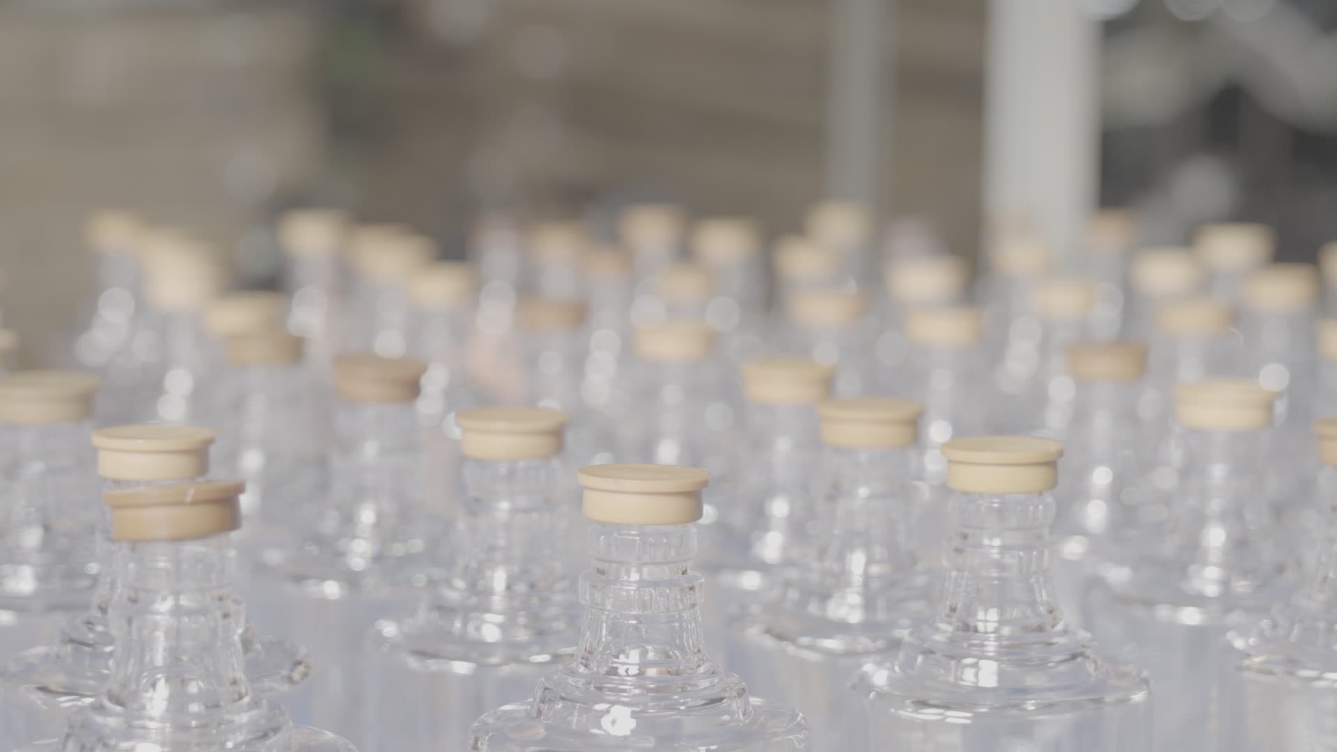 酒瓶特写酒瓶生产生产线生产车间工业制作视频的预览图