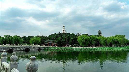 北京北海公园白塔夏日美景延时景点地标视频的预览图