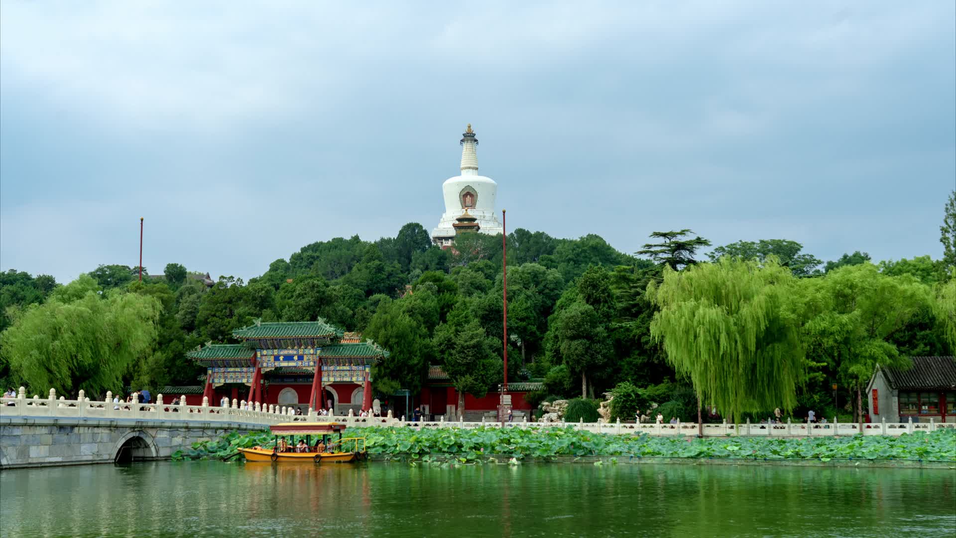北京北海公园白塔夏日美景延时景点地标视频的预览图