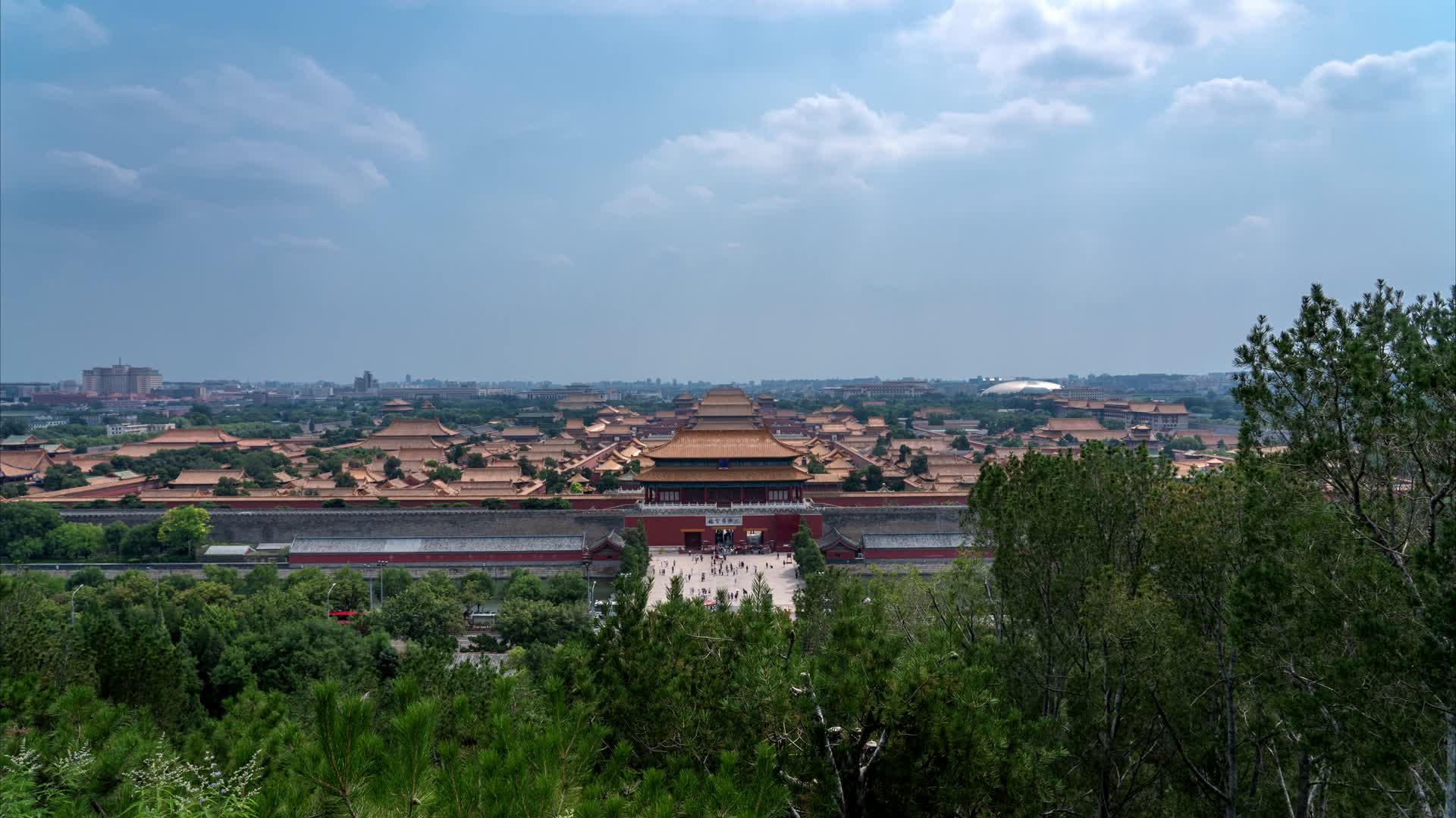 景山上俯瞰北京故宫紫禁城屋檐蓝天白云延时视频的预览图