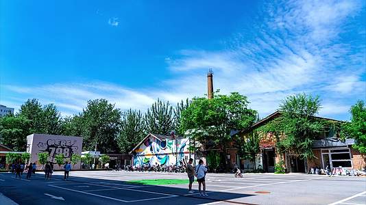 北京798艺术园区创意798艺术空间人流延时蓝天白云视频的预览图