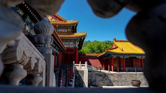 透过石砌栏杆看北京故宫白昼光影变化景点地标视频的预览图